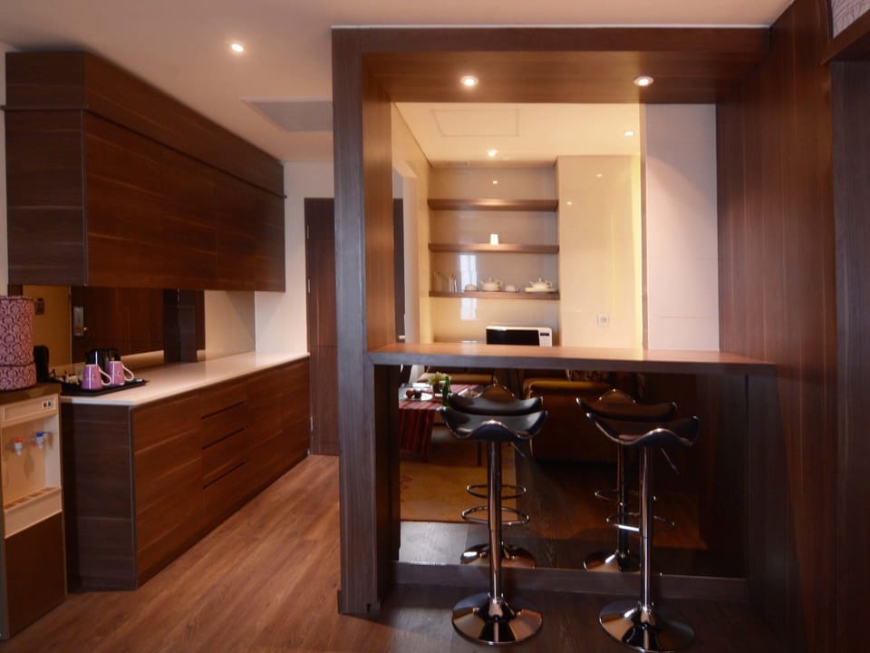 Business Suite, 1 King Bed with Sofa bed | Minibar, in-room safe, desk, laptop workspace
