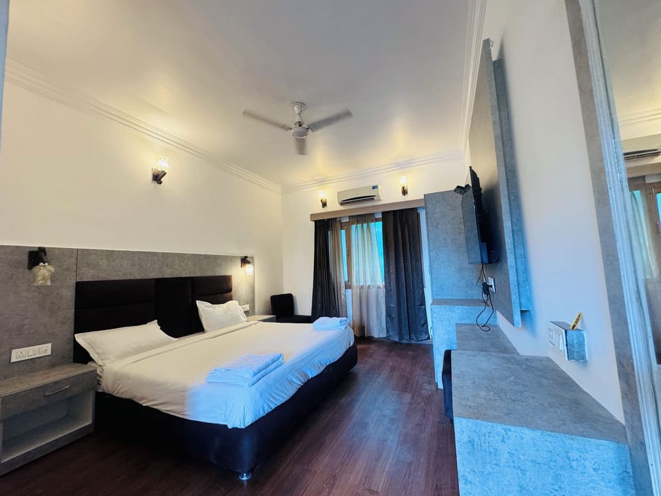 Deluxe Room | Desk, laptop workspace, soundproofing, iron/ironing board