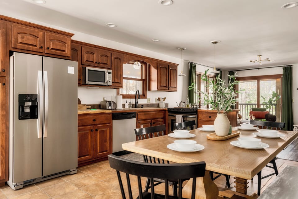 Family Cabin, Kitchen, Valley View | Private kitchen | Full-size fridge, microwave, oven, stovetop
