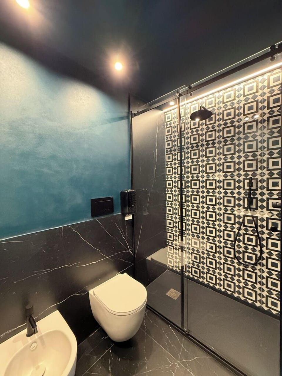 Deluxe Room, City View | Bathroom | Shower, hair dryer, bathrobes, slippers