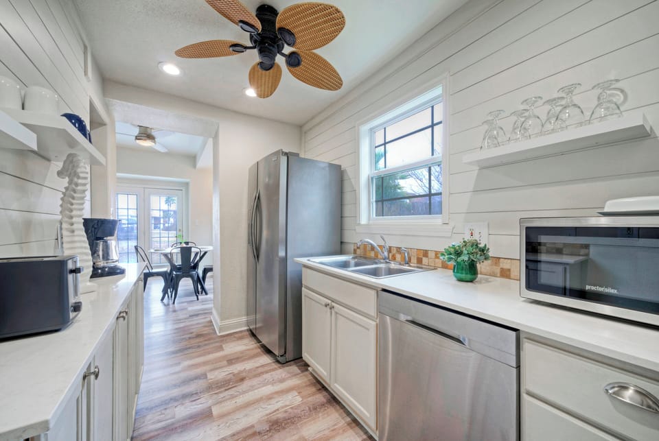 Fully equipped kitchen.