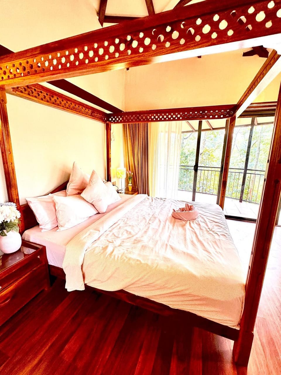 Luxury Tree House, Hot Tub, Garden View | Free WiFi, bed sheets