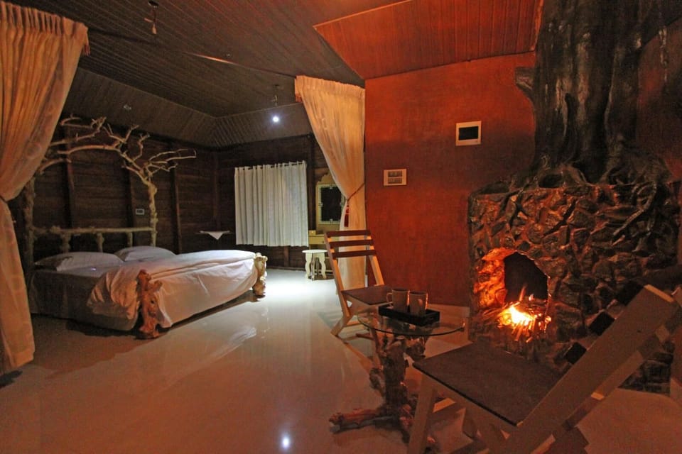 Superior Suite, Fireplace | Free WiFi, bed sheets