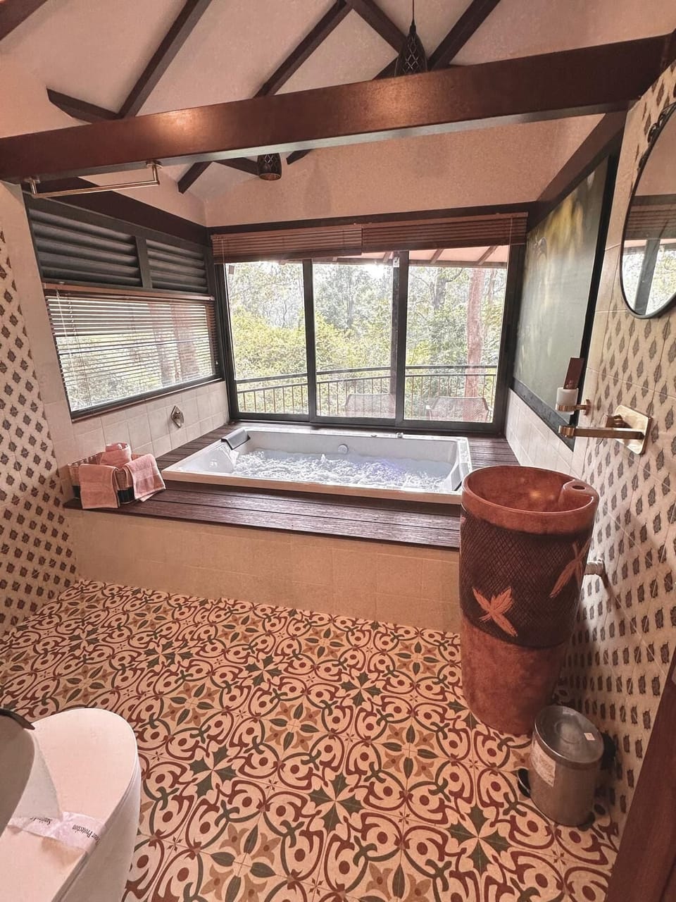 Luxury Tree House, Hot Tub, Garden View | Free WiFi, bed sheets