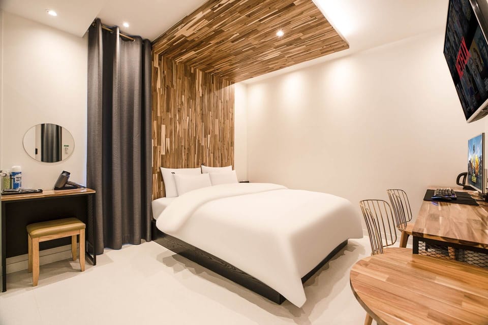 Deluxe Double Room | Select Comfort beds, free WiFi, bed sheets