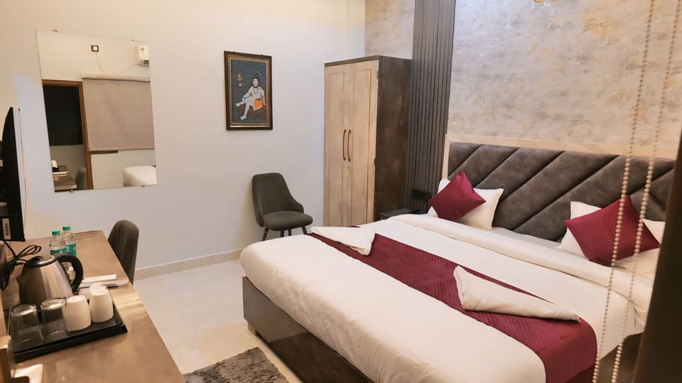 Standard Double Room | Laptop workspace, soundproofing, iron/ironing board, free WiFi