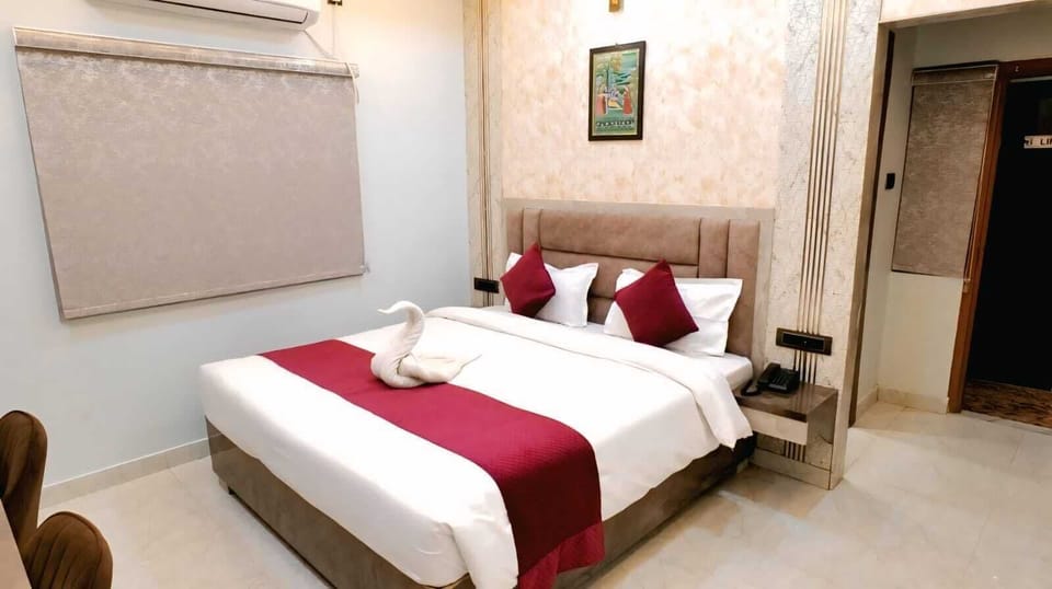 Deluxe Double Room | Laptop workspace, soundproofing, iron/ironing board, free WiFi