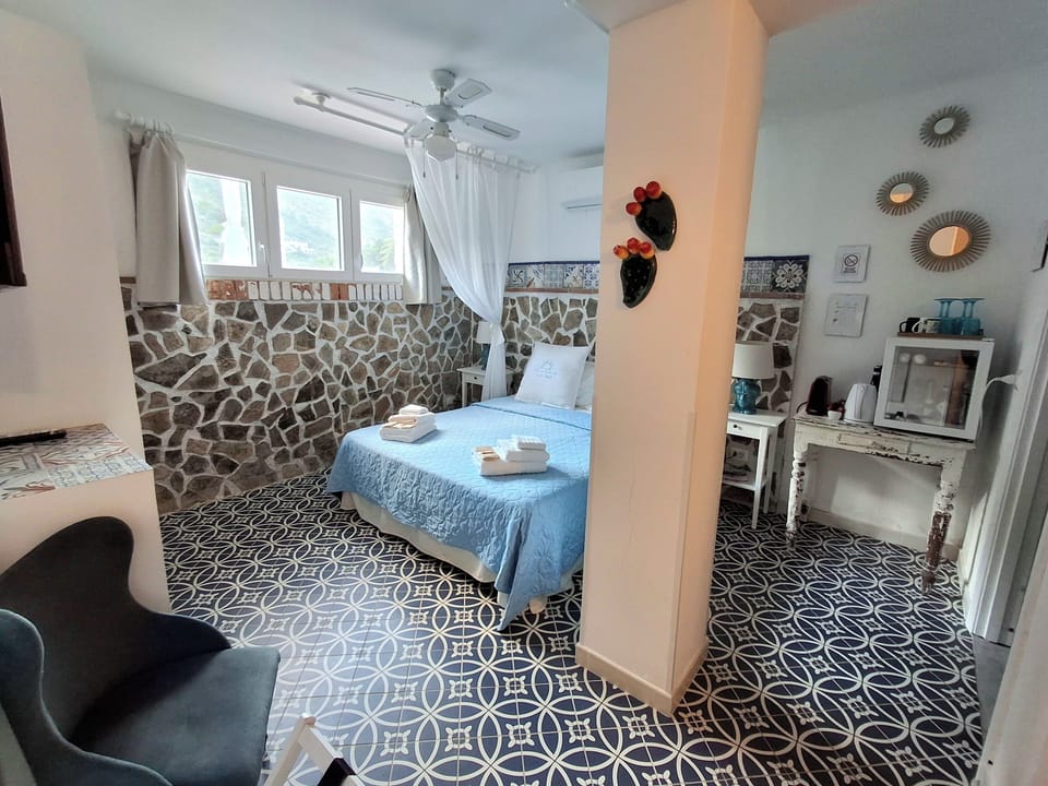 Design Quadruple Room | Minibar, in-room safe, individually decorated, individually furnished
