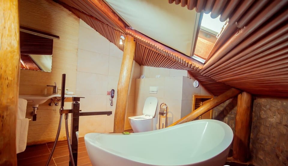 Luxury Room, 1 Double Bed, Private Bathroom | Bathroom | Free toiletries, hair dryer, slippers, towels