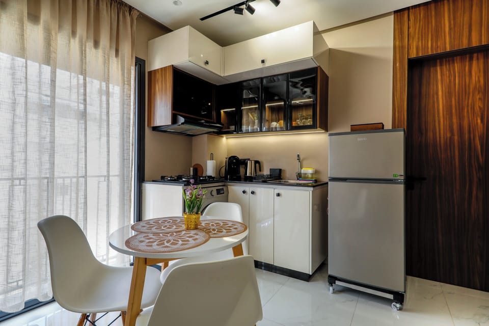 Comfort Apartment, 1 Queen Bed with Sofa bed, Non Smoking, Air conditioning | Private kitchenette | Full-size fridge, microwave, oven, stovetop