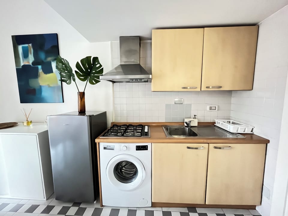 Cucina funzionale con 4 gas, frigorifero grande con freezer interno