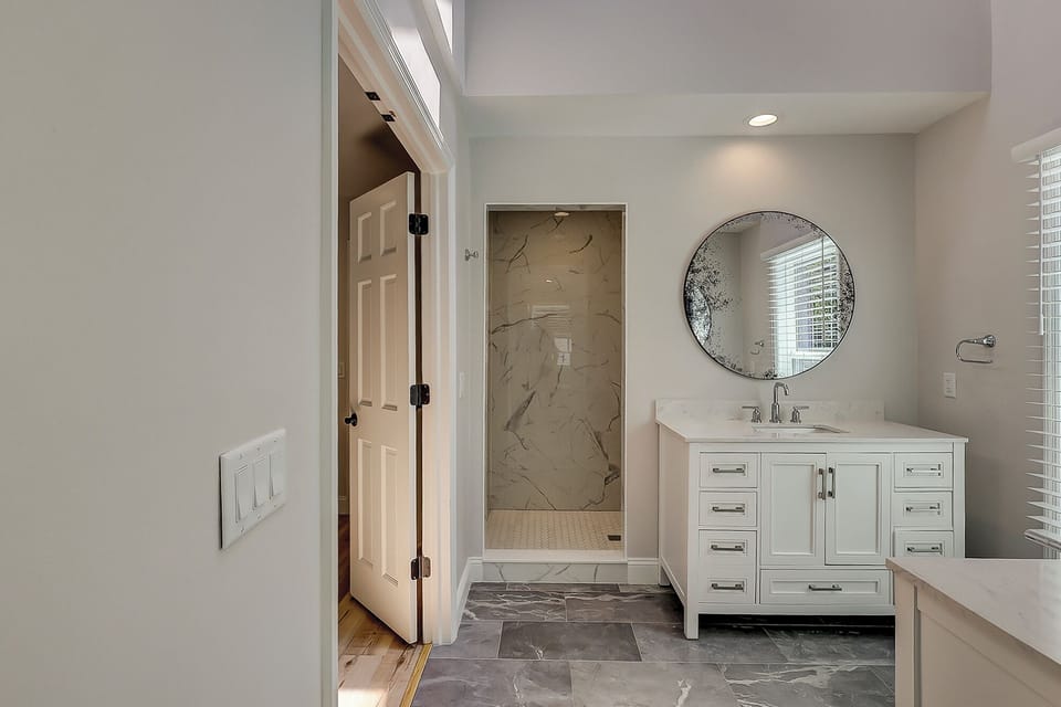 50 Stoney Creek - King Master Bathroom (1st Floor)