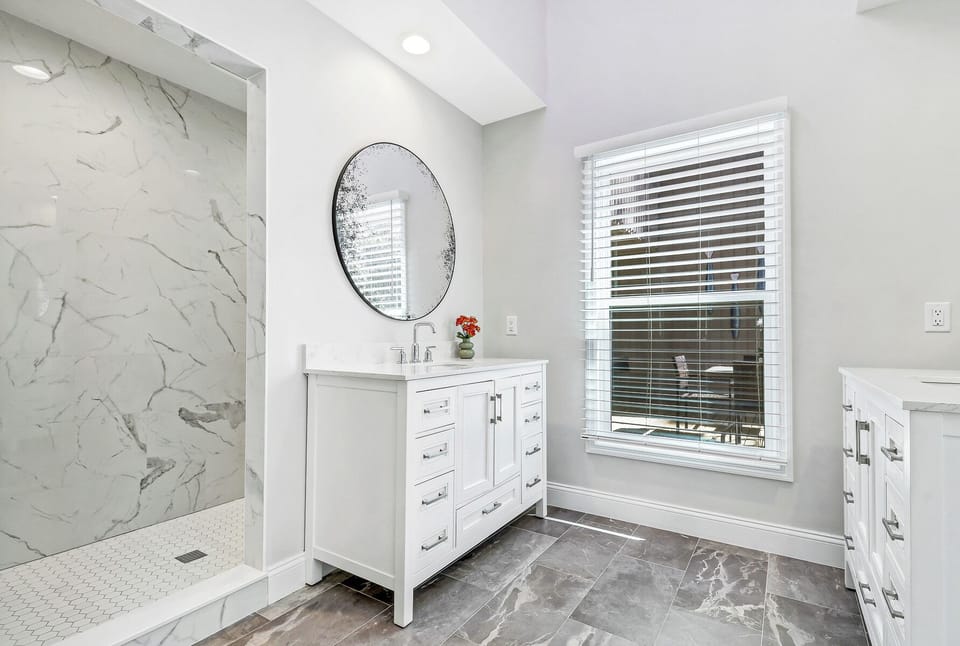 50 Stoney Creek - King Master Bathroom (1st Floor)