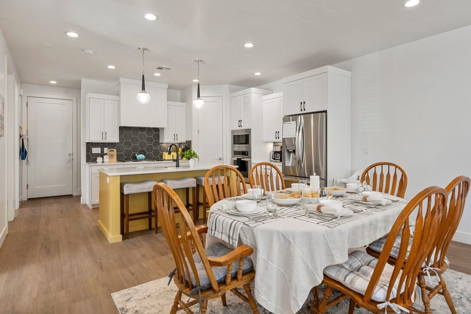 Townhome, 5 Bedrooms | Dining