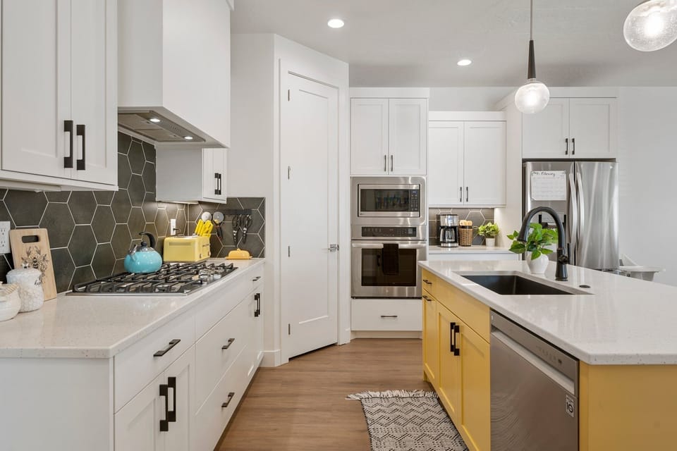 Townhome, 5 Bedrooms | Private kitchen | Fridge, oven, coffee/tea maker, toaster