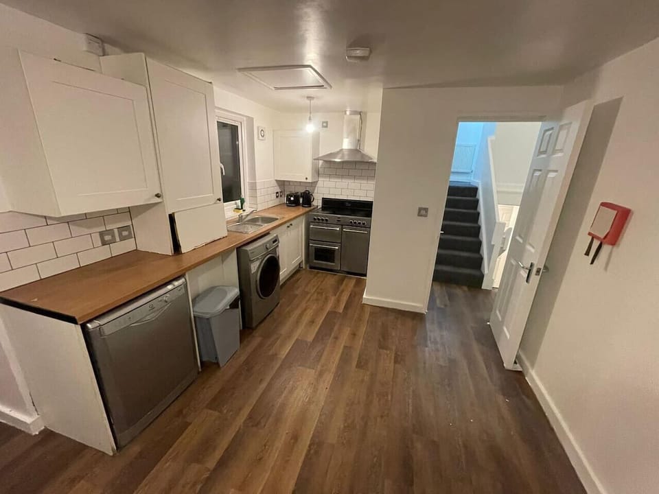 Modern Kitchen – Fully Equipped for Your Culinary Needs