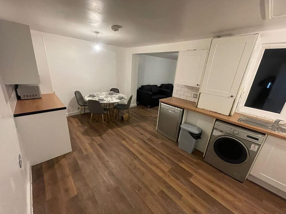 Modern Kitchen – Fully Equipped for Your Culinary Needs
