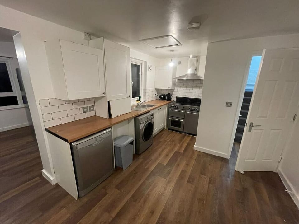 Modern Kitchen – Fully Equipped for Your Culinary Needs