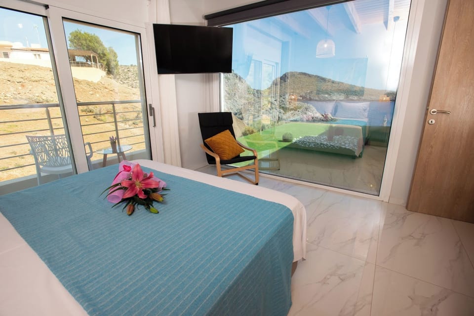Deluxe Villa, Beach View | 2 bedrooms, soundproofing, iron/ironing board, free WiFi