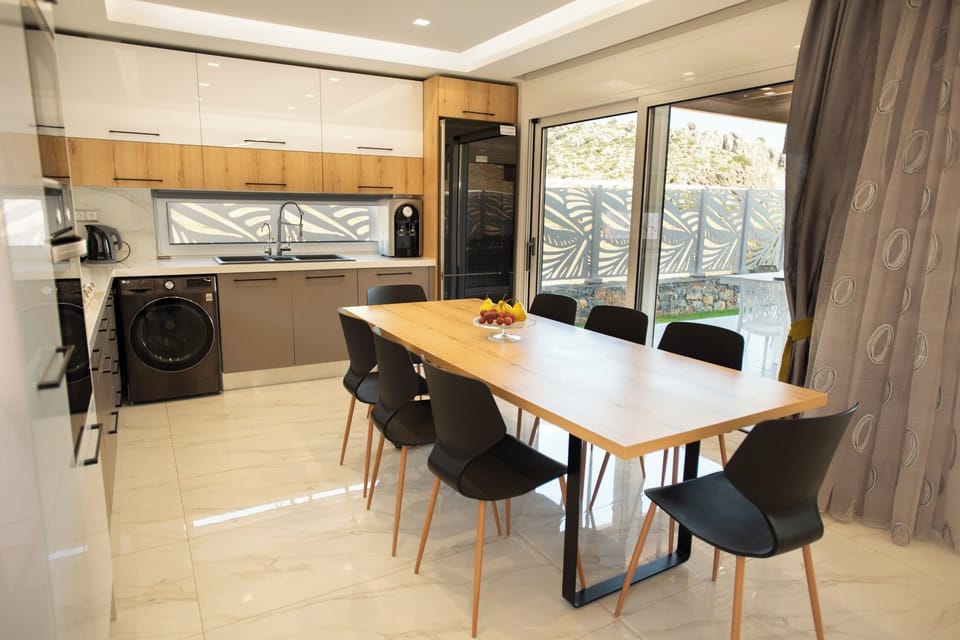Deluxe Villa, Beach View | In-room dining