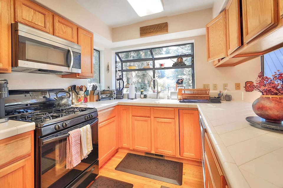 House, Multiple Beds, Patio, Mountain View (Tahoe Family Getaway) | Private kitchen | Fridge, microwave, oven, stovetop