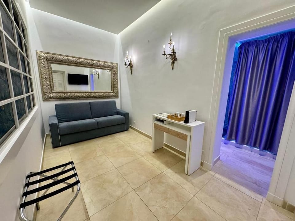Trevi Suite | In-room safe, soundproofing, iron/ironing board, free WiFi