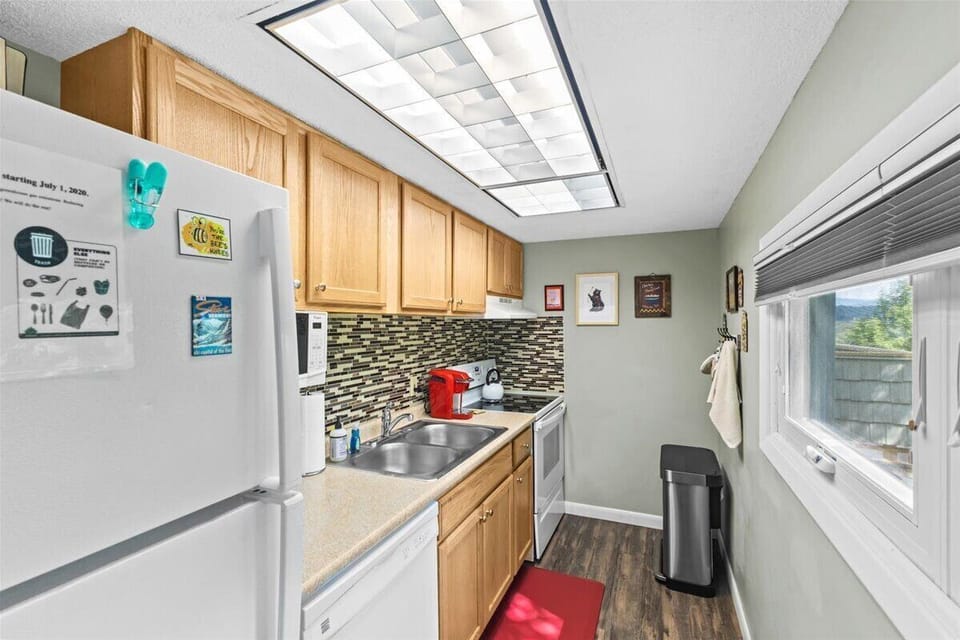 Sweet Stowe Getaway: 2BR Condo w/ Pool, Hot Tub! (5954)