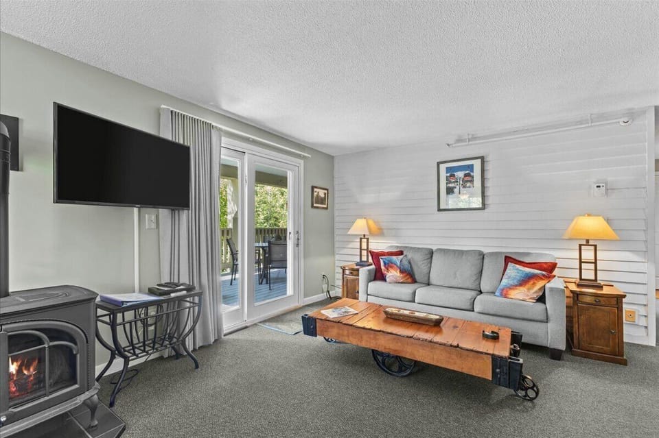 Sweet Stowe Getaway: 2BR Condo w/ Pool, Hot Tub! (5952)