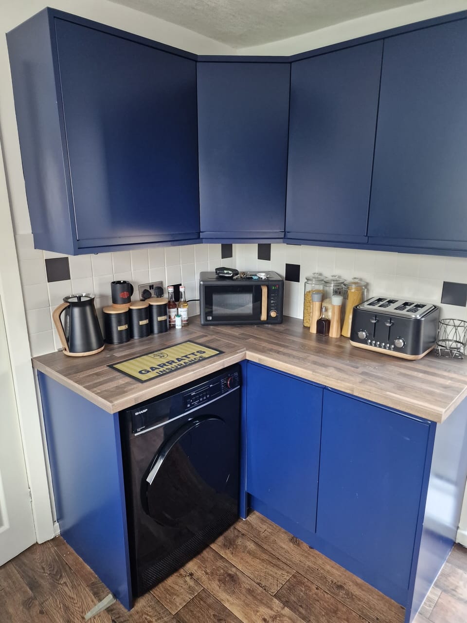 Full-size fridge, microwave, oven, stovetop