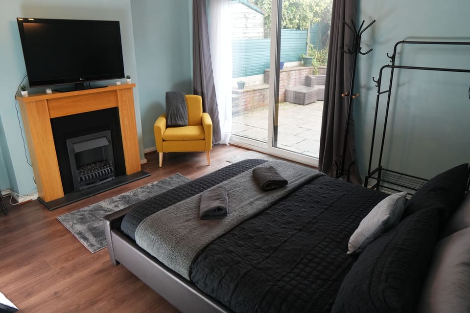 Premium Double Room, 1 King Bed, Non Smoking | Desk, laptop workspace, blackout drapes, WiFi (free)