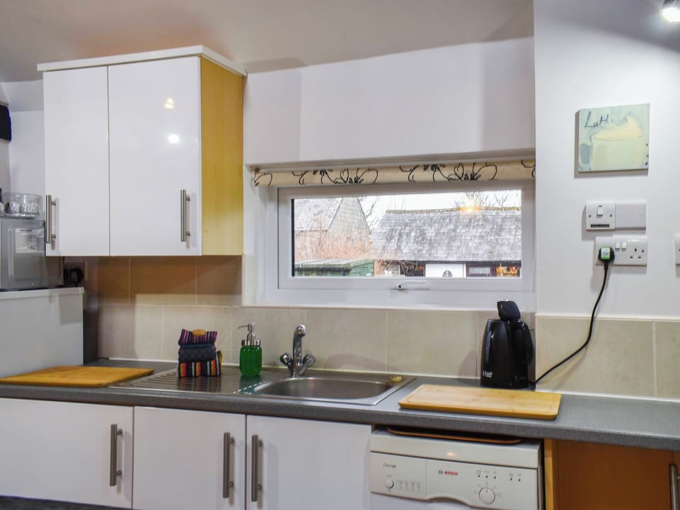 Kitchen | Linney Cottage - Fox Valley Cottages, Looe