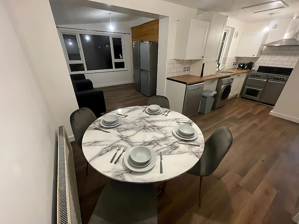 Cosy Dining Area to make you Happy