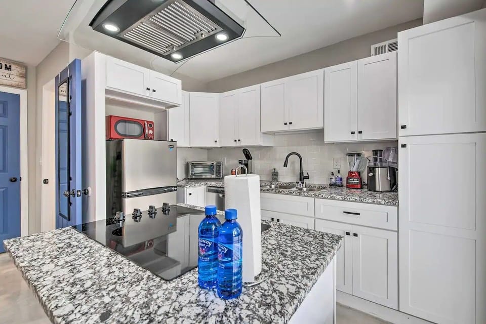 Full kitchen.