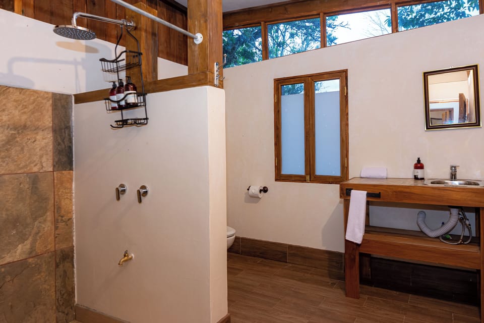 Comfort Cabin, Patio, Garden View | Bathroom | Shower, towels