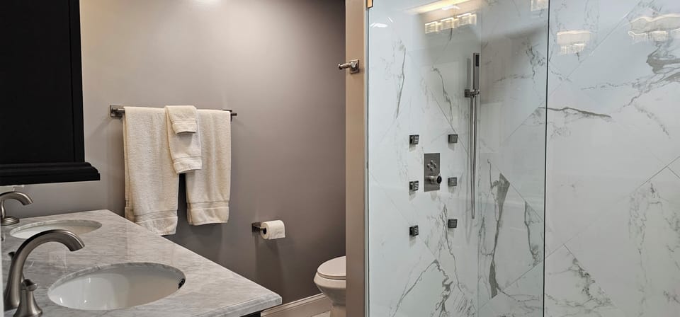 More of the bathroom