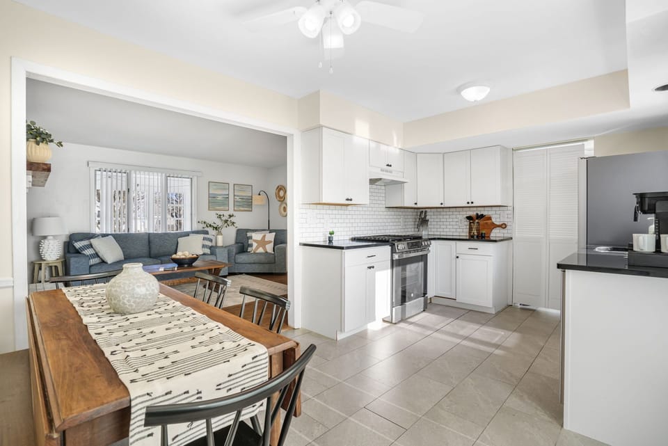 Kitchen / Dining Area