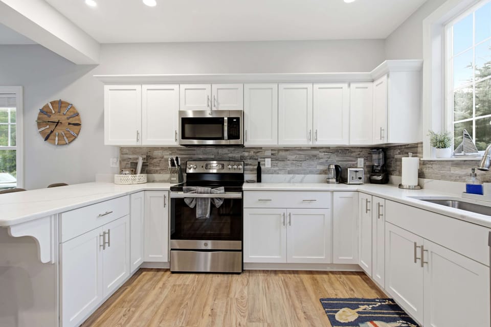The airy kitchen offers ample space & all the comforts of home