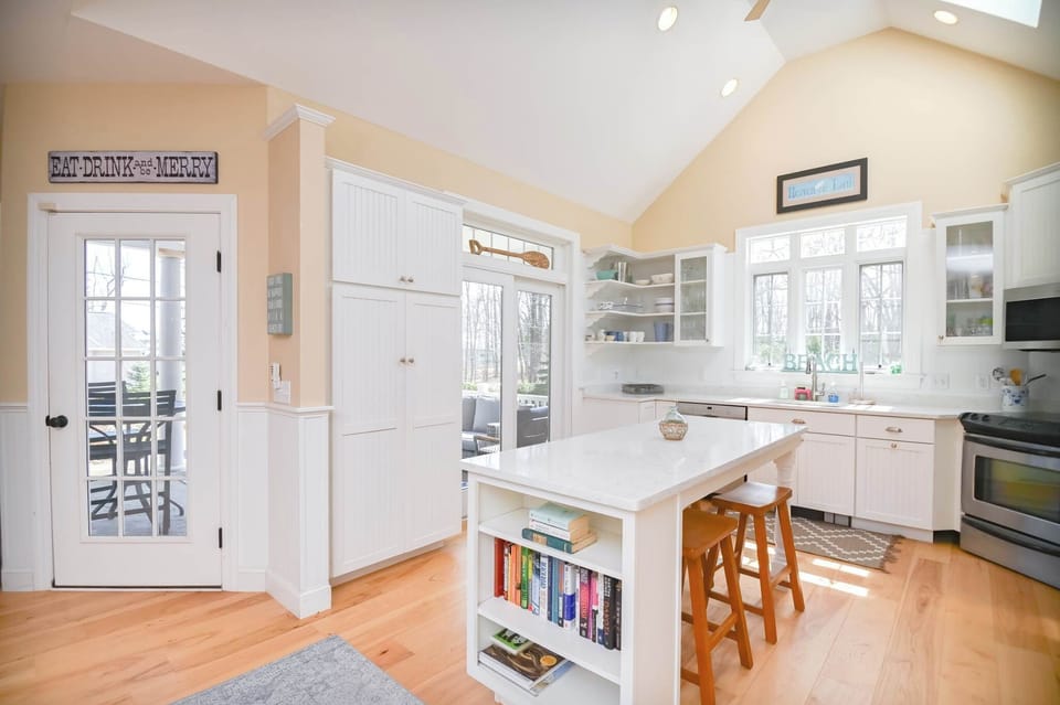 Fully equipped kitchen with island seating