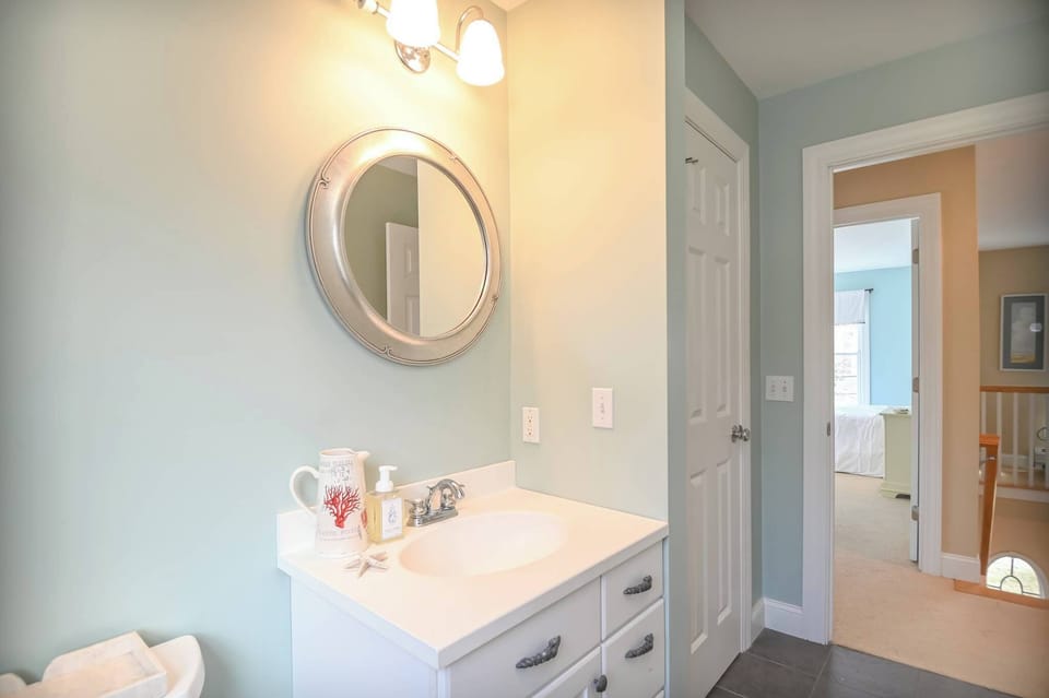 Shared bathroom with shower/tub combo