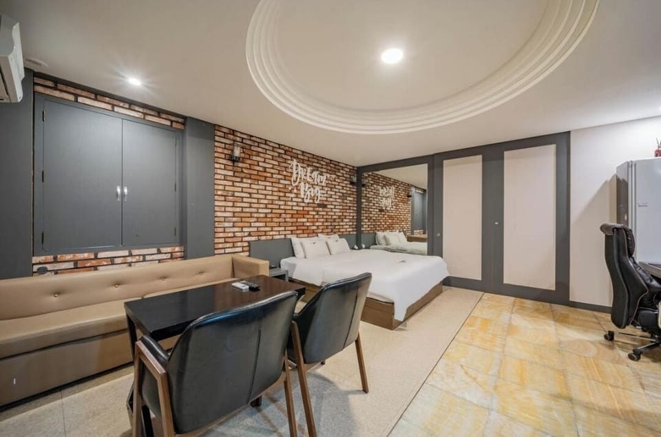 King Suite - 2 PCs + Air Dresser + King Bed | Premium bedding, blackout drapes, soundproofing, free WiFi