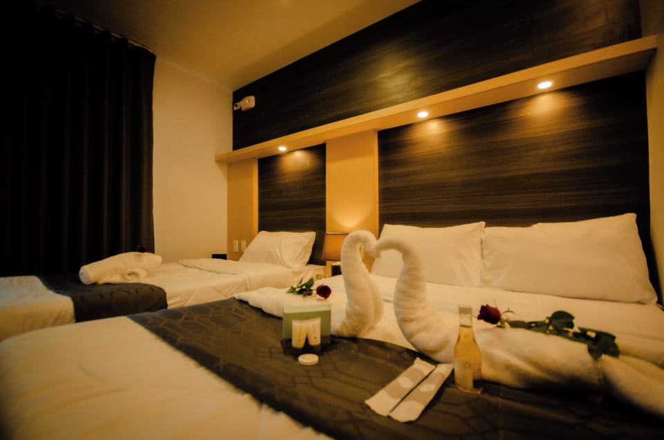 Deluxe Triple Room, City View | Living area