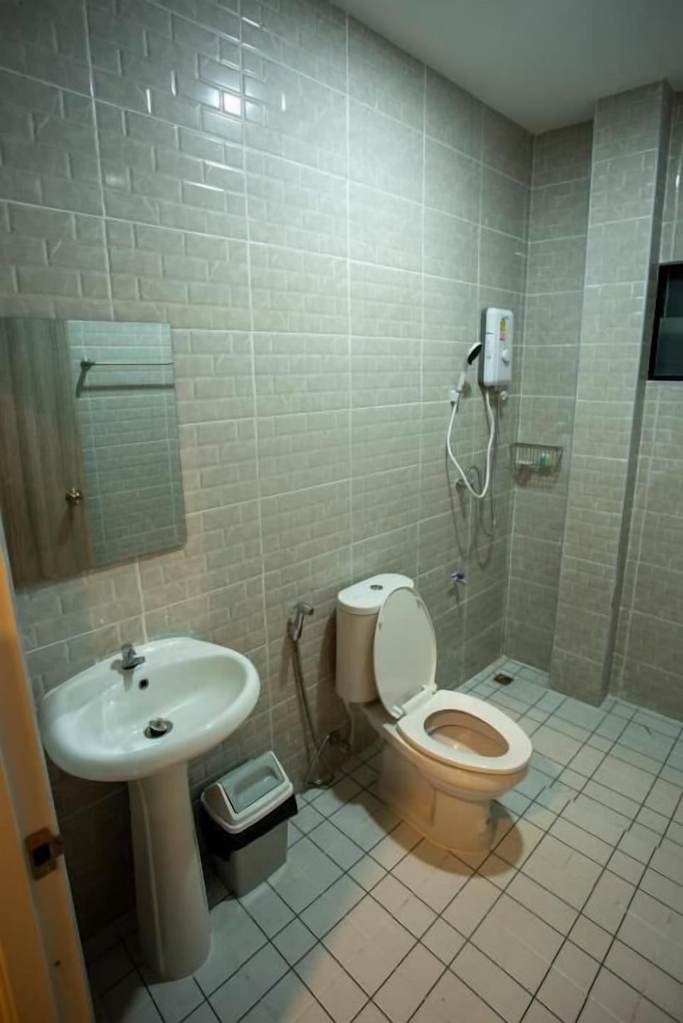 Basic Double Room, 1 King Bed, Air conditioning, Park View | Bathroom | Towels