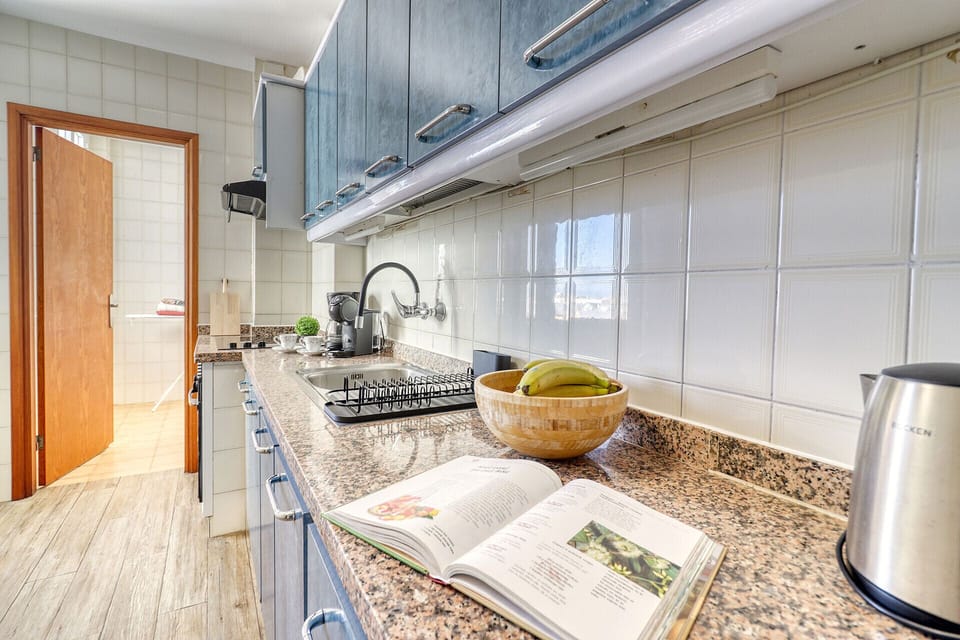 Fully equipped kitchen w/ oven, stovetop & microwave