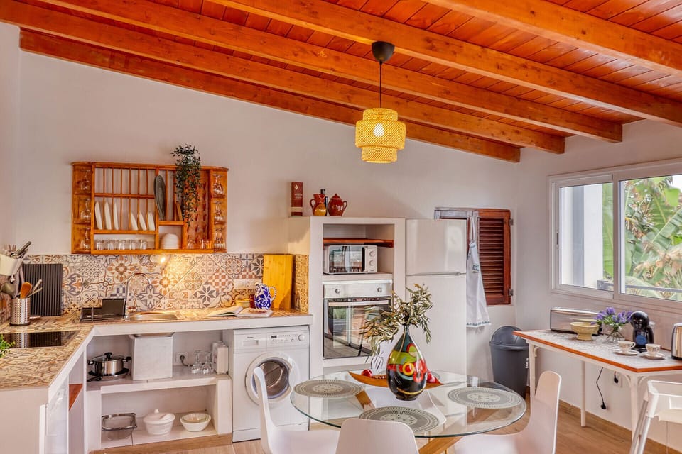 Dining area w/fully equipped kitchen & coffee corner