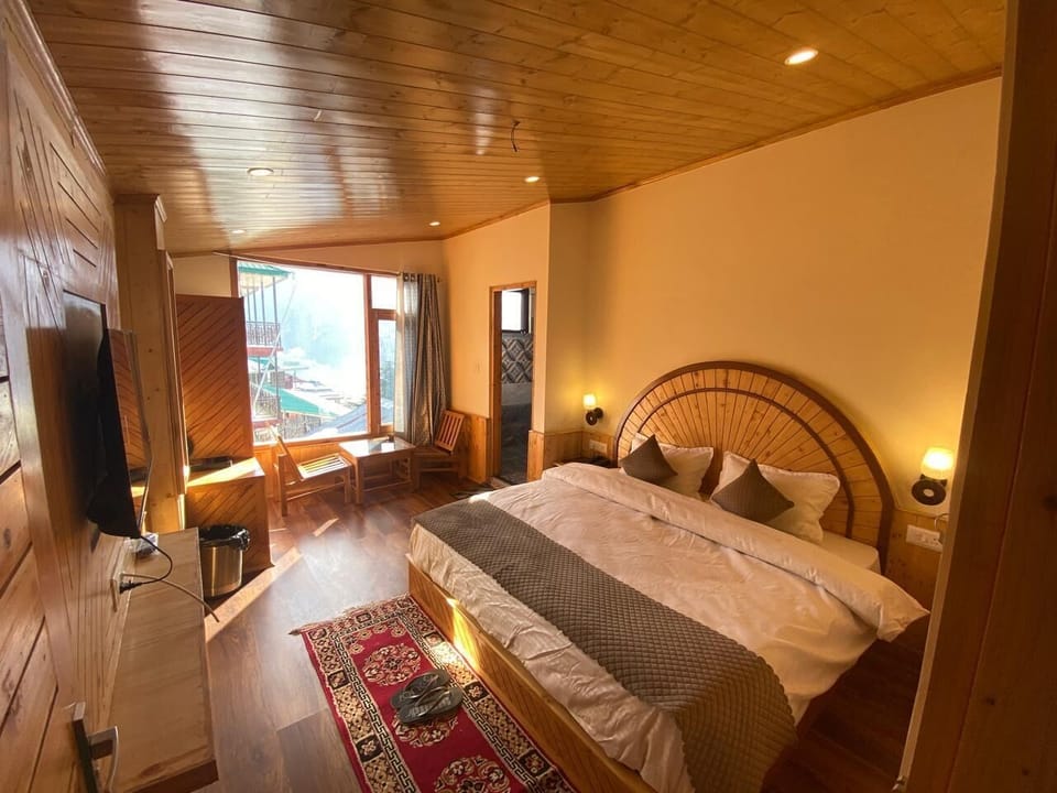 Basic Single Room, Mountain View | Desk, free WiFi