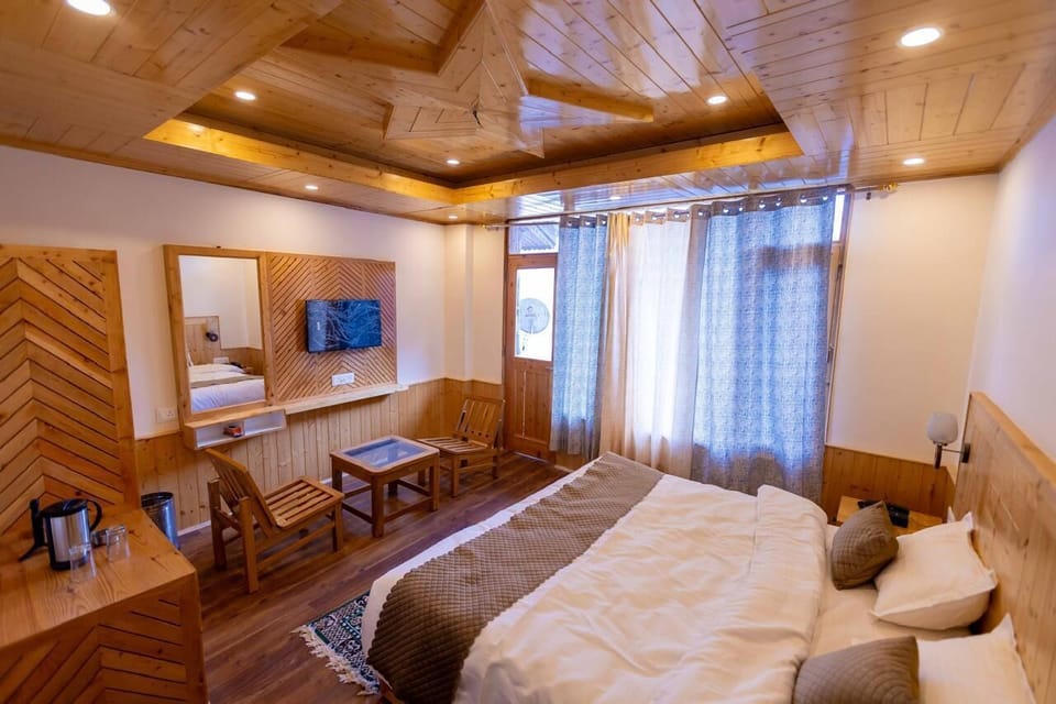 Deluxe Room, Mountain View | Desk, free WiFi