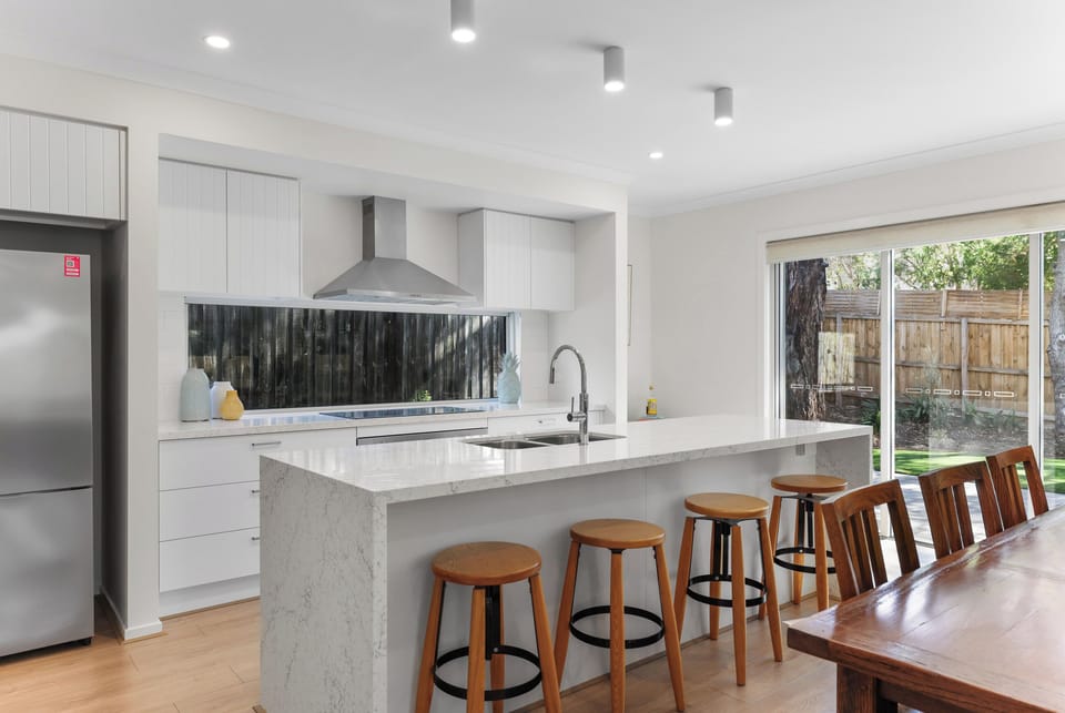 Full equipped kitchen and dining area.