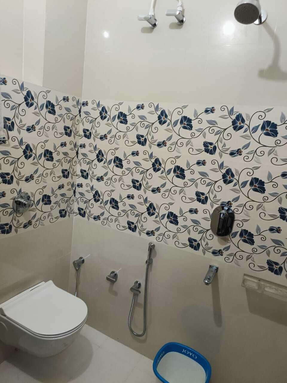 Comfort Double Room | Bathroom | Shower, free toiletries, hair dryer, bathrobes