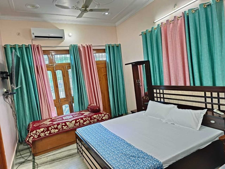 Family Triple Room | Memory foam beds, in-room safe, desk, laptop workspace
