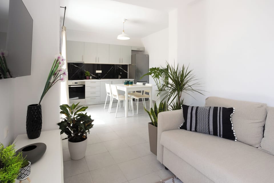 Deluxe Suite, Sea View | Living area